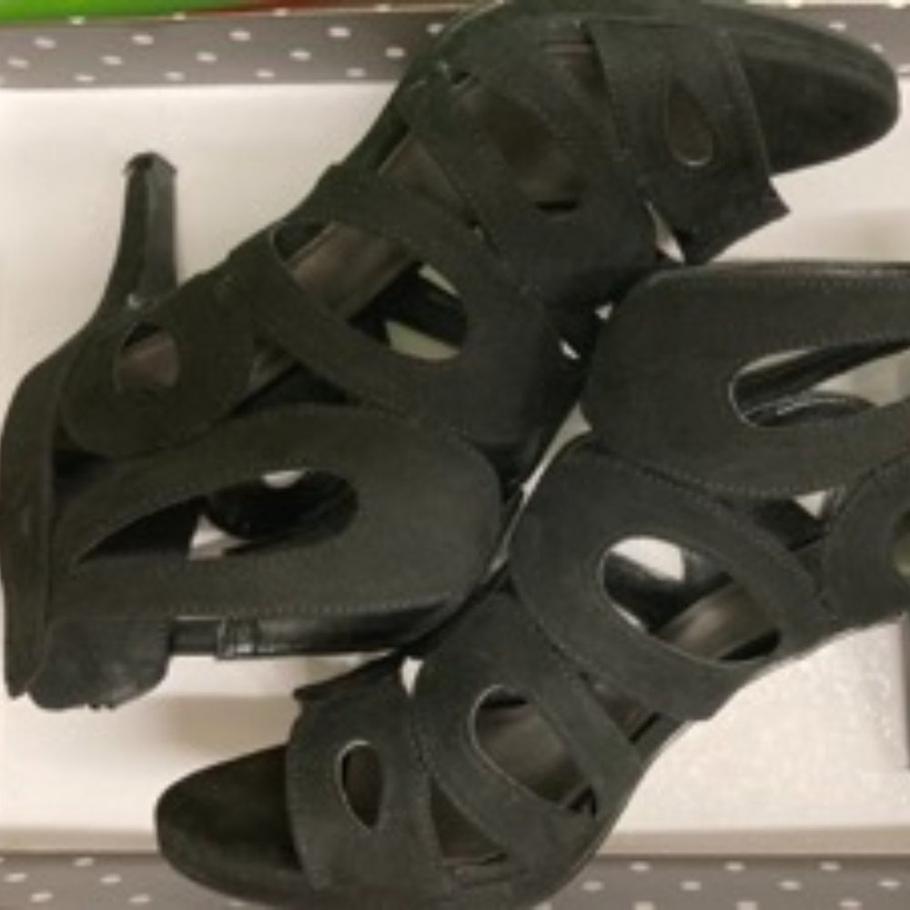 Kelly & Katie Black KK Dita 6/5 Sandals